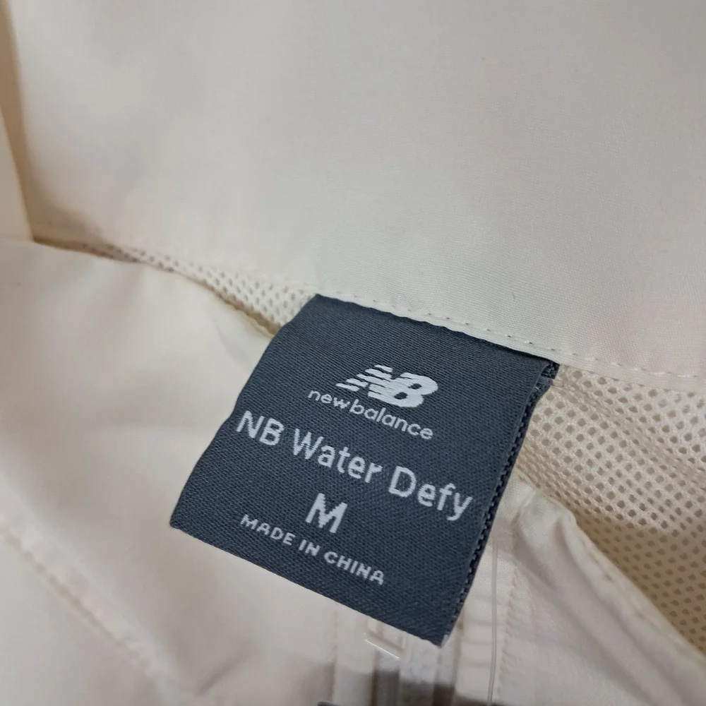 NWT New Balance Graphic Woven Jacket Women's Medium Cream Green Water Defy‎